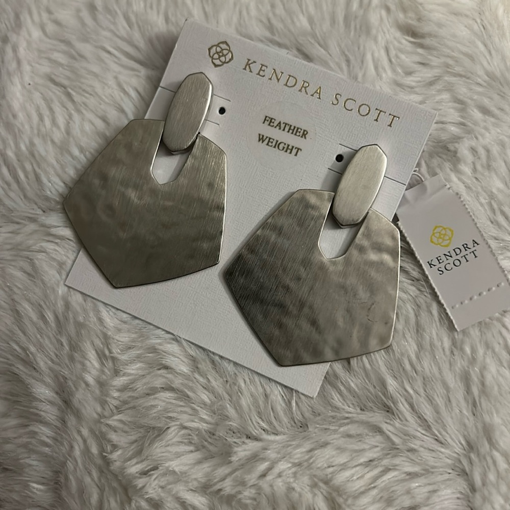 NWT $78 Kendra Scott Finch Drop Earrings in Rhodium